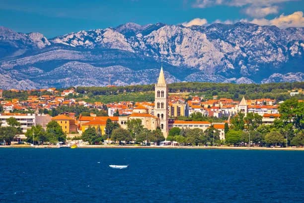 Zadar von der Wasserseite mit Kathedrale vor dem Velebit
