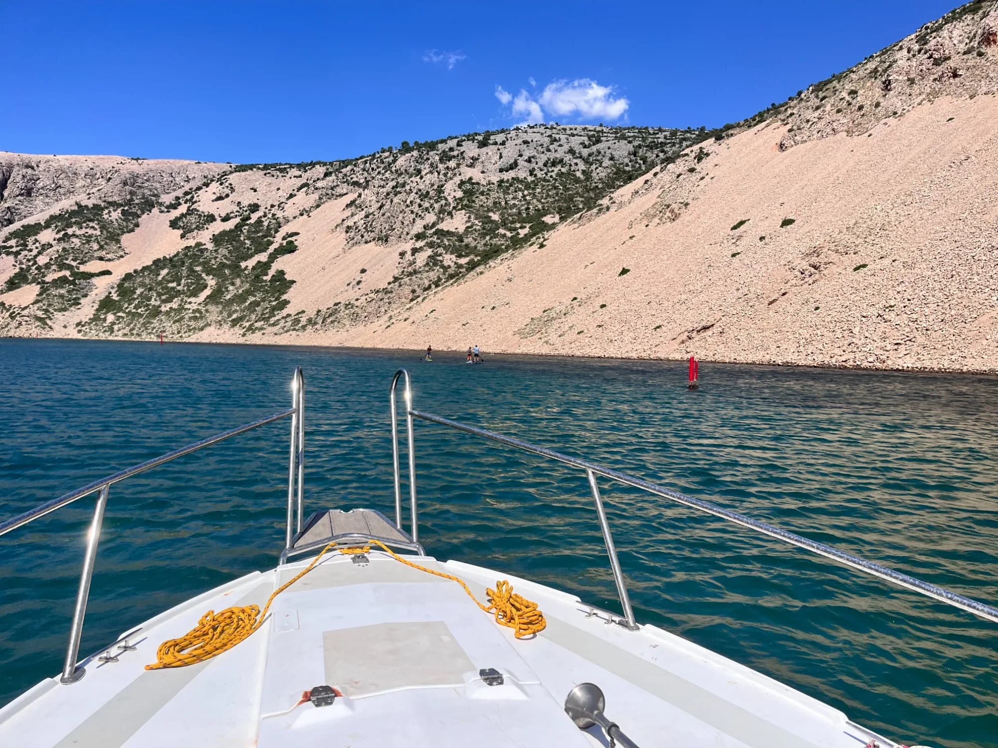 Bootsfahrt in enger Bucht mit steilen Berghängen