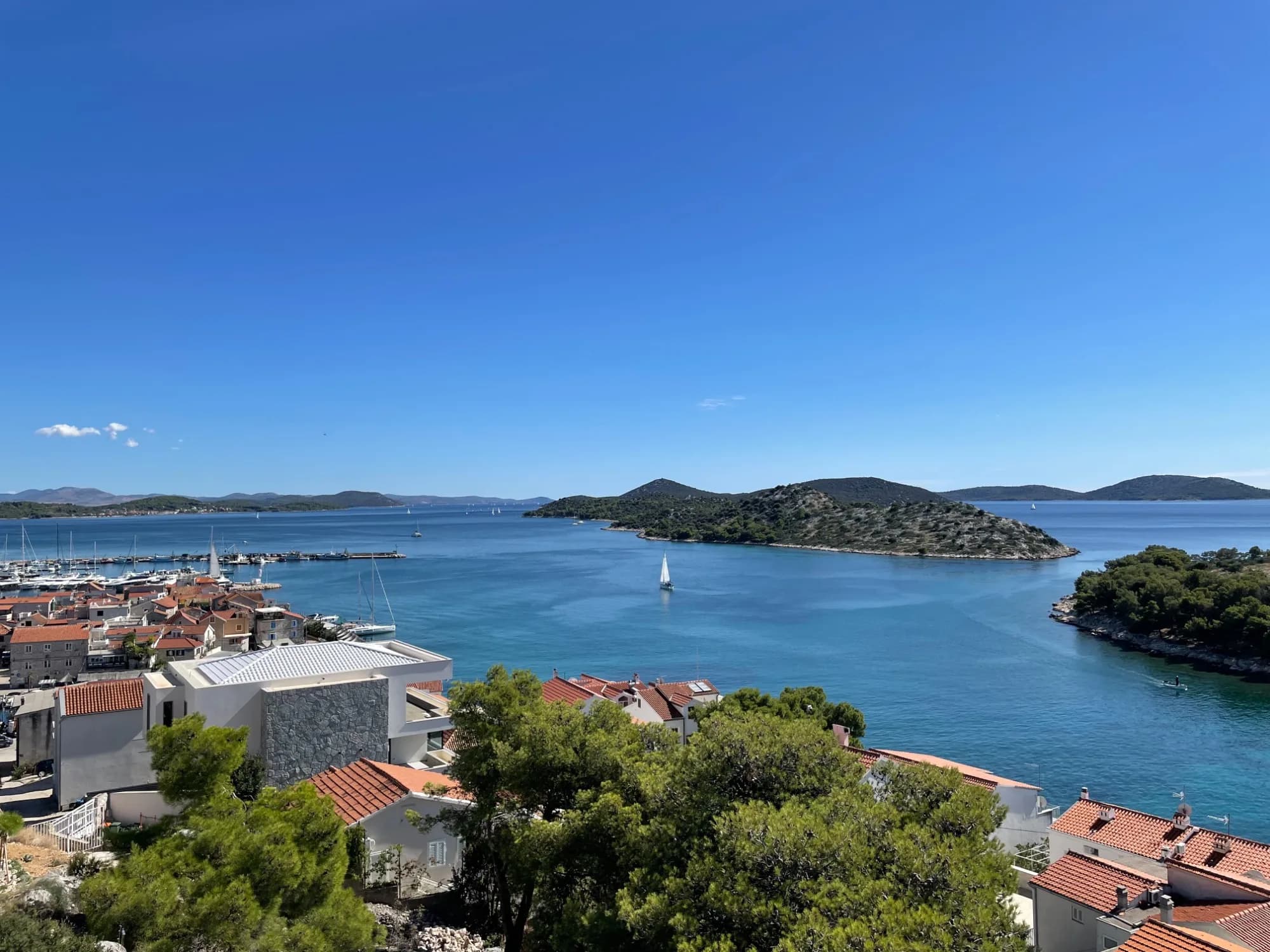 Panoramablick auf Bucht mit Segelbooten, Marina und Inseln