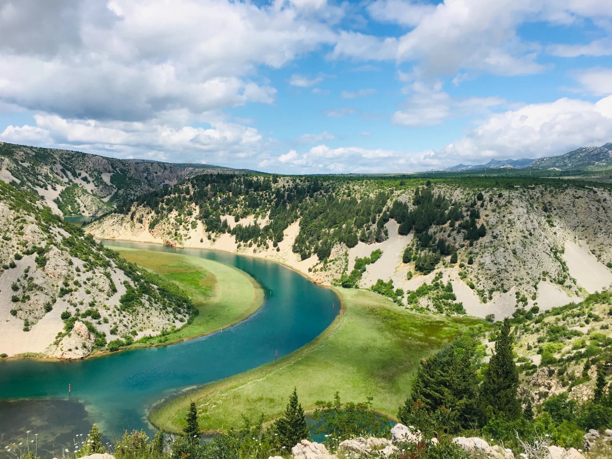 Fluss mäandert durch die Zrmanja-Schlucht zwischen Sandsteinklippen